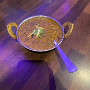 Lentilles noires au beurre et aux épices.  Black lentils with butter and spices.