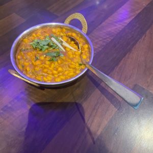 Lentilles jaunes indiennes préparées aux épices.  Indian yellow lentils cooked with spices.