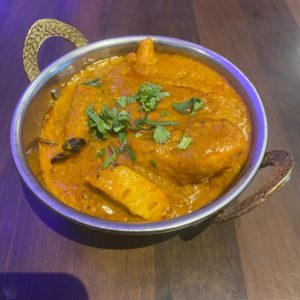 Chicken Achari : Poulet servi dans une sauce marinée 