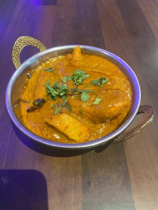 Chicken Achari : Poulet servi dans une sauce marinée 